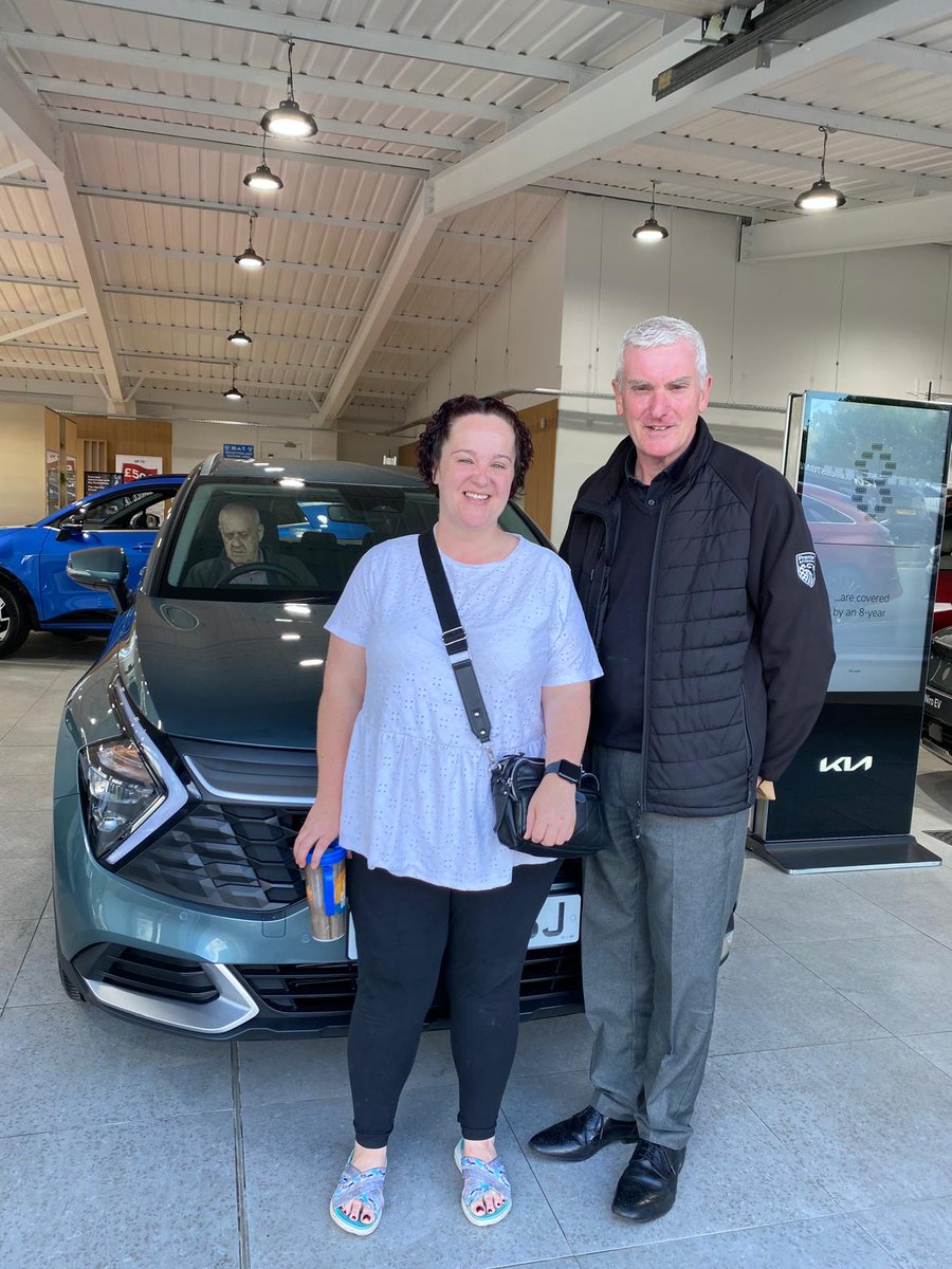 #PremierPeople 📸

Another happy customer 🥳

Here’s Lisa Howlett collecting her new Kia Sportage from Brian!

Enjoy your lovely new car Lisa 😍

@KiaUK 

#happyhandover #happycustomer #Kia #Sportage #KiaSportage #newcar #newcarday #PremierAutomotive #newcarRochdale #Rochdale