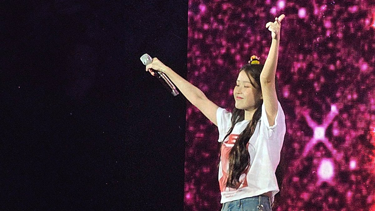 _to____short_'s tweet photo. 🟣
#아이유 #IU #HEREH #IU_WORLD_TOUR #HEREH_WORLD_TOUR_IN_MANILA https://t.co/XQ2ciJpO5b