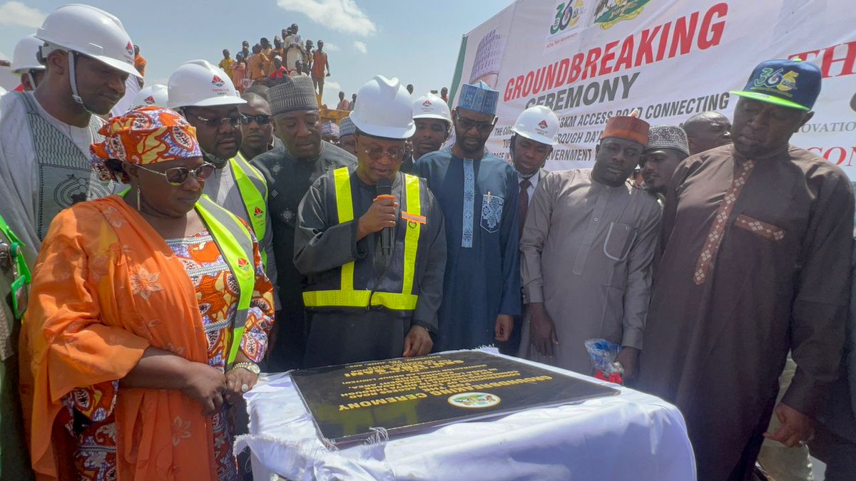UbaSaniMedia_'s tweet photo. H.E @GovKaduna, Senator Uba Sani, has launched the construction of a 13km road connecting Turawa to Dinya through Da’a Kurungupi and Kadage in Soba LGA. This project aims to enhance socio-economic infrastructure in rural areas. https://t.co/Bfkh7nm3kw