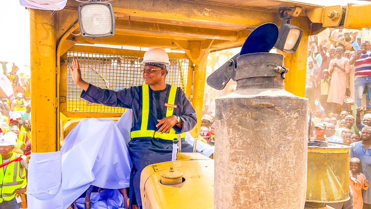 UbaSaniMedia_'s tweet photo. H.E @GovKaduna, Senator Uba Sani, has launched the construction of a 13km road connecting Turawa to Dinya through Da’a Kurungupi and Kadage in Soba LGA. This project aims to enhance socio-economic infrastructure in rural areas. https://t.co/Bfkh7nm3kw
