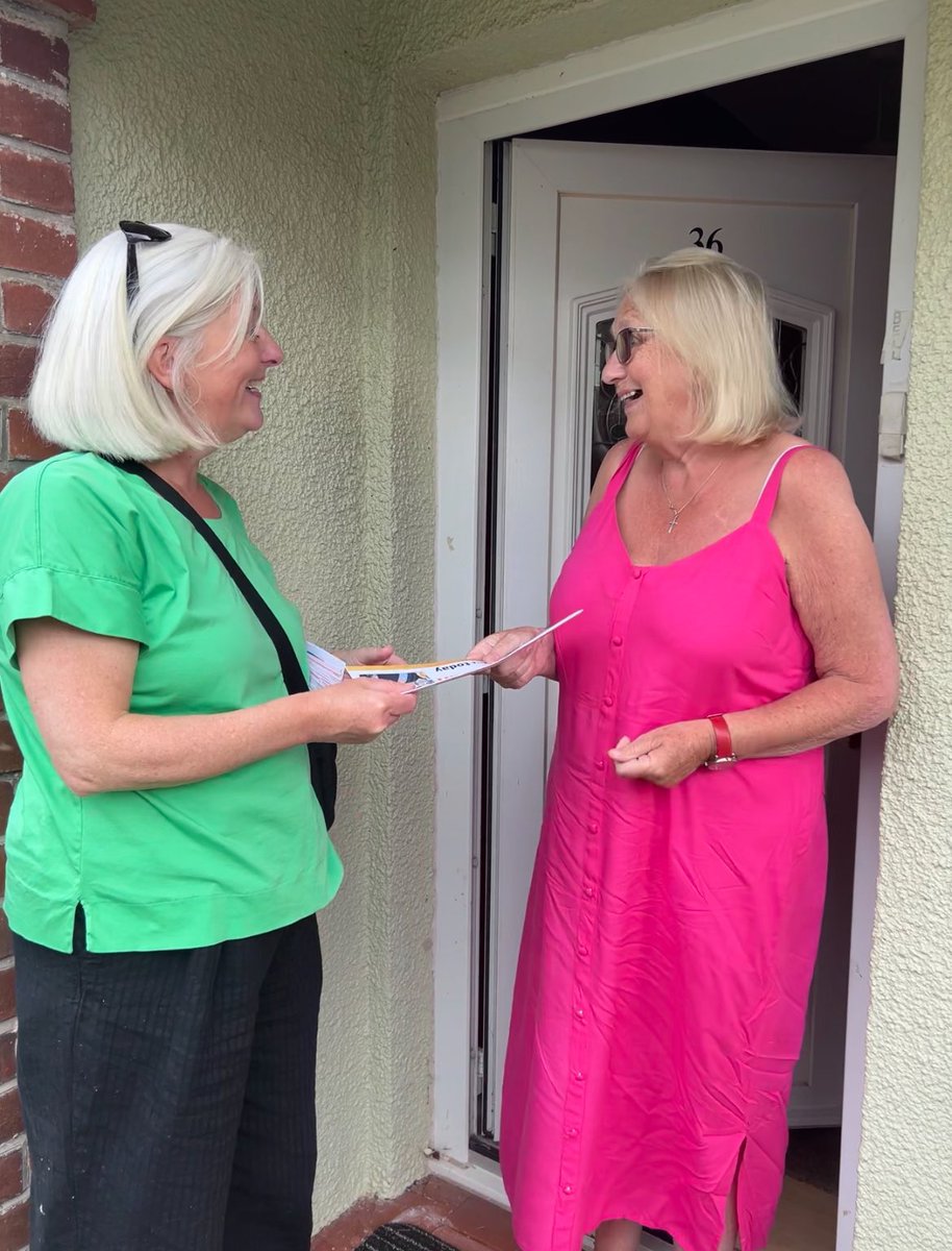 CarolineVoaden's tweet image. When someone opens the door and practically hugs you because they are so excited to see you… 🧡🧡
Thanks Teresa for such a warm welcome 😊

@LibDems #VoteVoaden