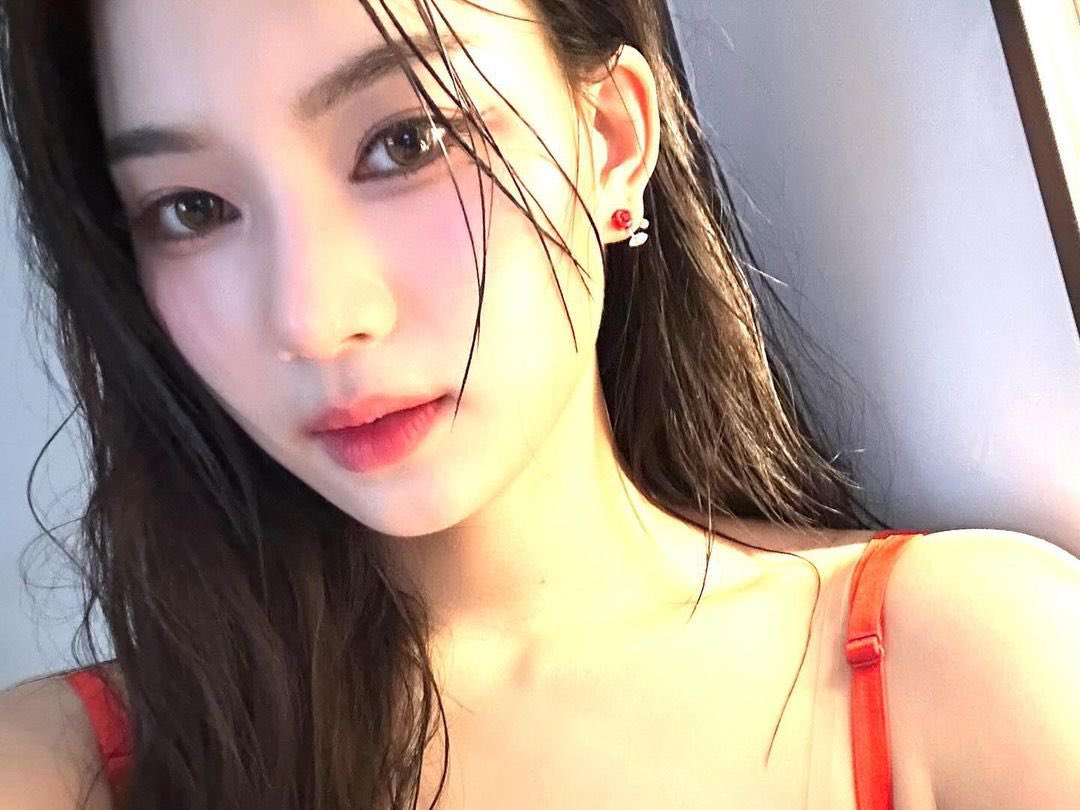 LCIFILE's tweet image. isamovingon instagram update (1/1)

“𝒲𝒶𝓉𝑒𝓇𝒷𝑜𝓂𝒷 ❤️   #roses”
🎧 lone summer - slchld