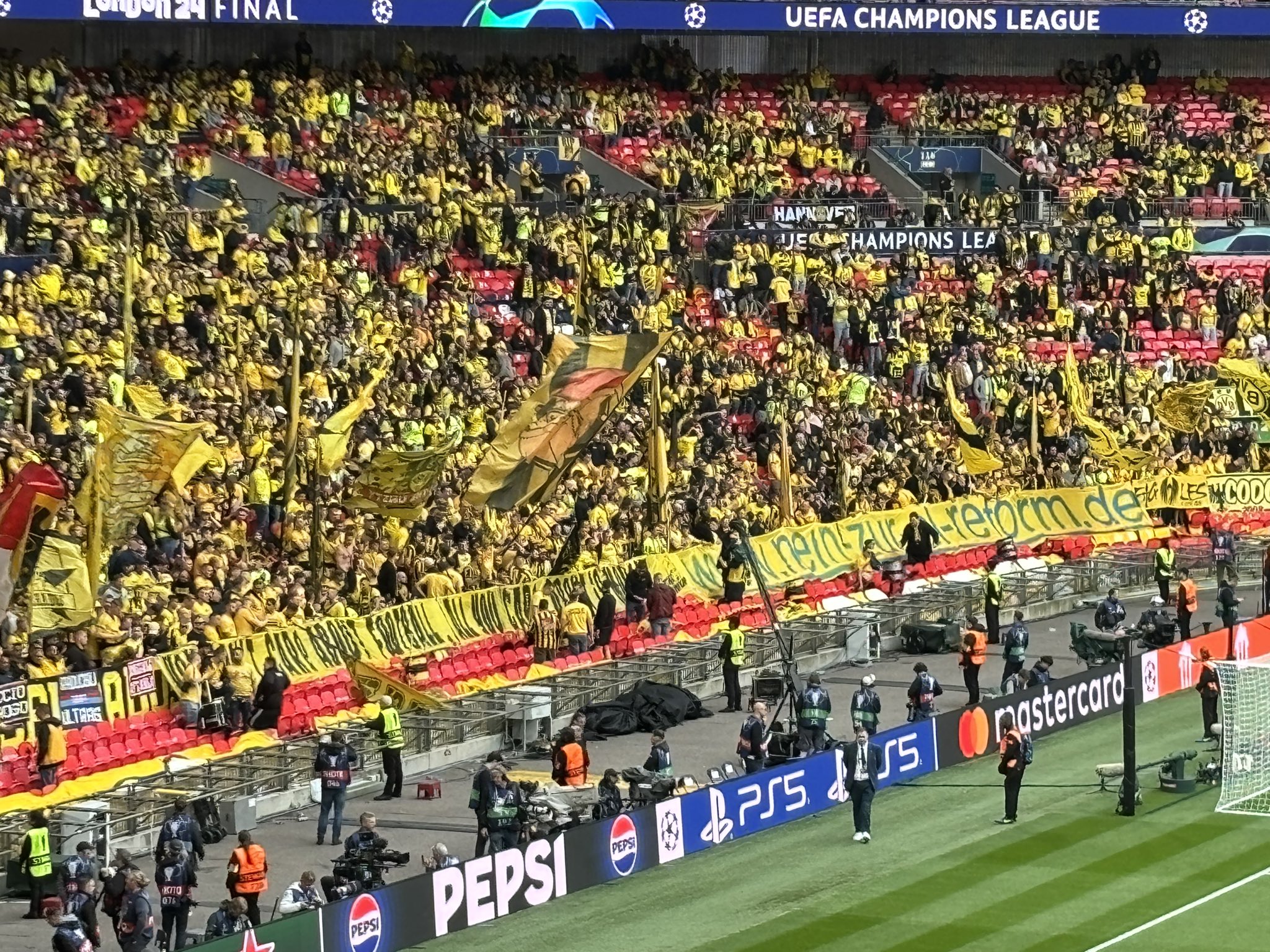 Aficionados del Borussia Dortmund, En Wembley (Foto @thisismpearson).