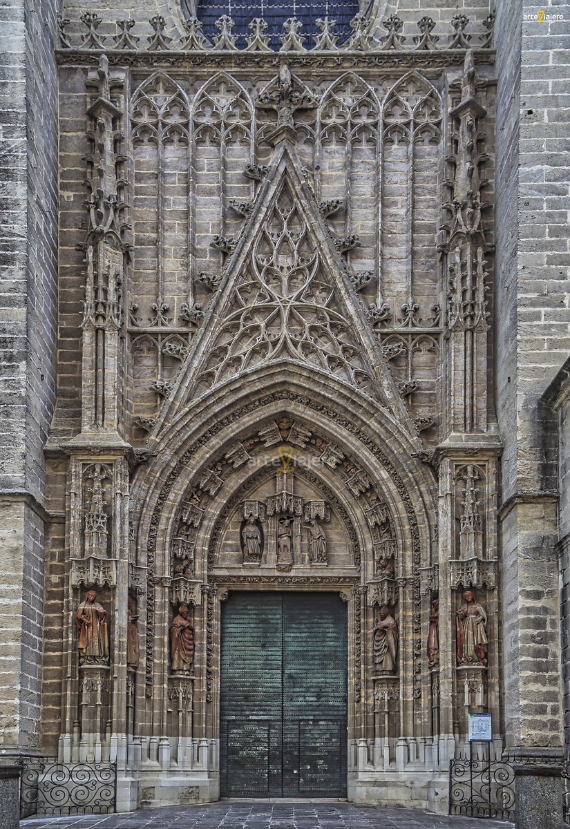 Puerta del Bautismo de la Catedral de Sevilla (#Andalucia). Construida en el S. XV por el taller de Lorenzo Mercadante de Bretaña #FelizSabado #photography