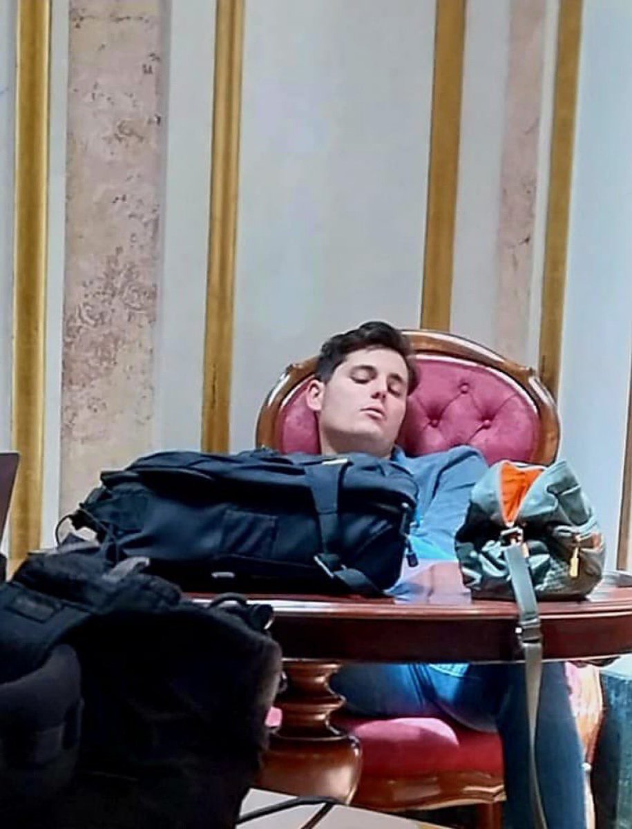 Parece que al corrupto de BoVito le esta molestando que esta foto esté rulando por X. No quiere que veamos lo gandul que es. Así que por favor, de corazón, no hagáis RT ni difundáis esta foto. Gracias.