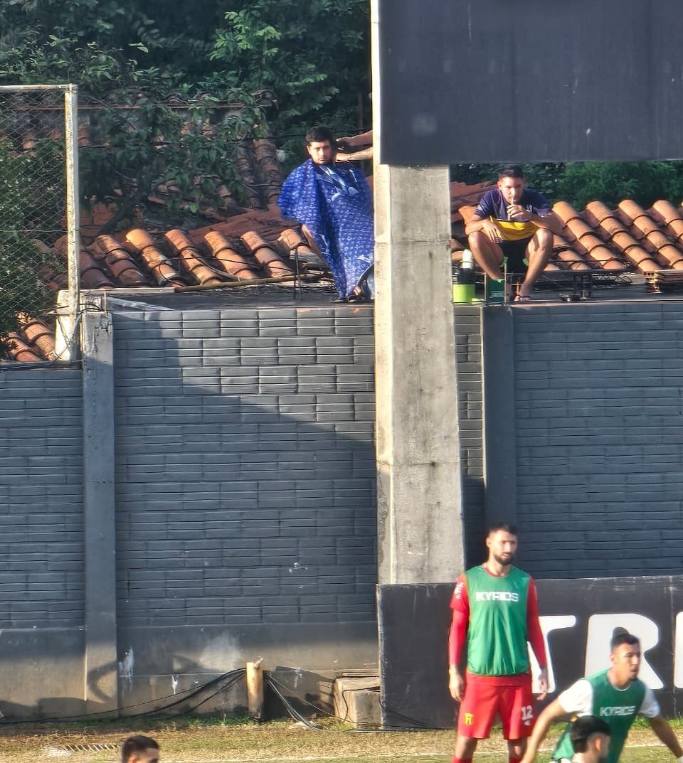 delpynews's tweet photo. ▶️ APENAMI | 😎

¿Final de la Champions? Nah, mejor un cortecito mientras ves en vivo el partido de Guaraní vs. Trinidense.

Que viva el fútbol paraguayo, señoras y señores.😅🇵🇾

📸: @thediez https://t.co/RYmhwoGqNZ