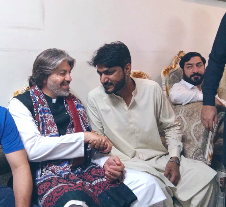 SameerBabbar110's tweet photo. پاکستان تحریکِ انصاف کے مرکزی رہنماء علی محمد خان کی عادل ہاؤس کراچی آمد۔
پاکستان تحریکِ انصاف کراچی ریجن کے کارکنان اور رہنماؤں سے ملاقات کی۔
اس موقع پر صفورا ٹاؤن کے سینیئر نائب صدر سمیر ببر نے بھی ملاقات کی
#PTI #PTIKarachi https://t.co/ZZfdsnzuk0