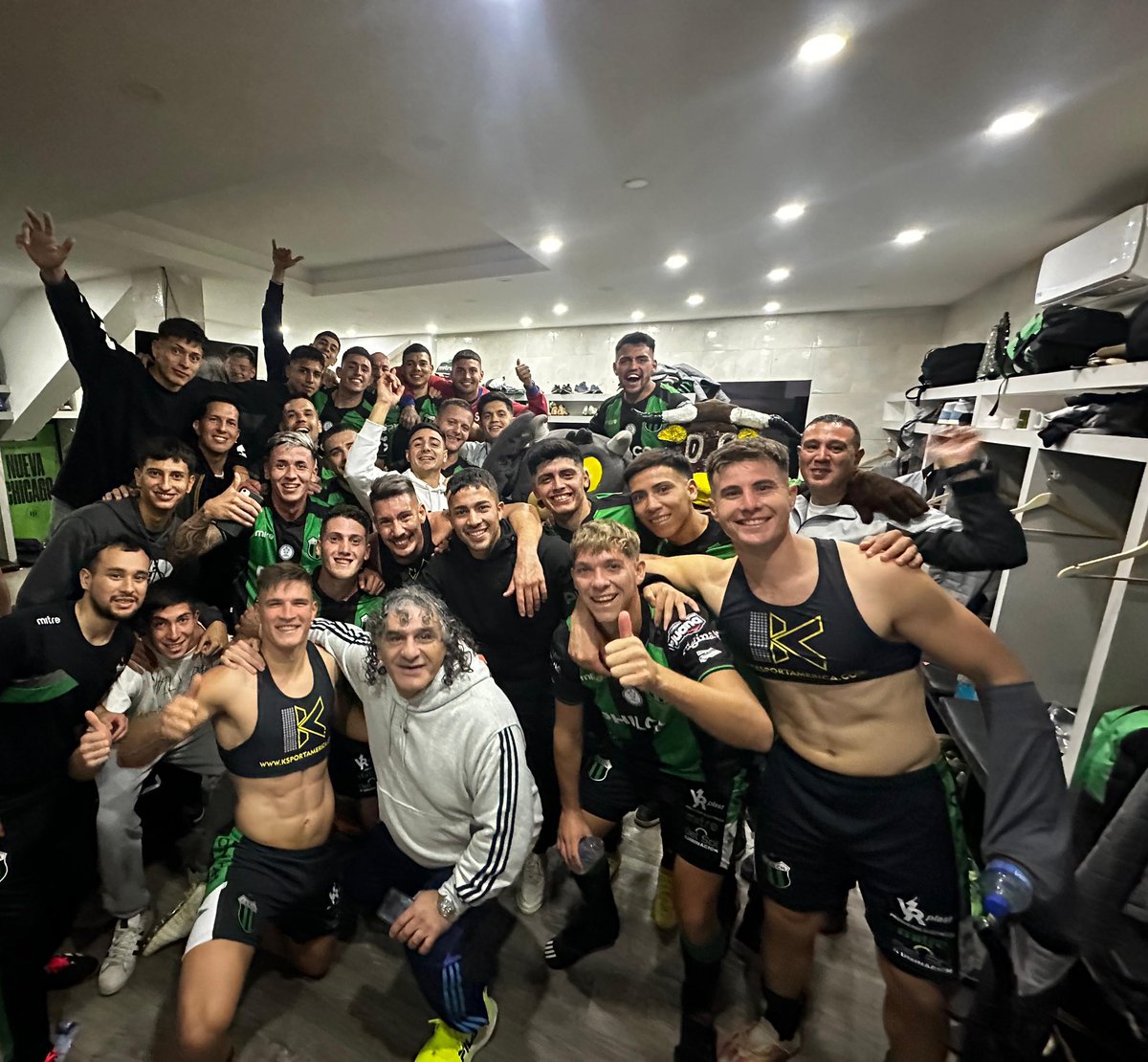9 en la cancha, miles en la tribuna 💚🖤