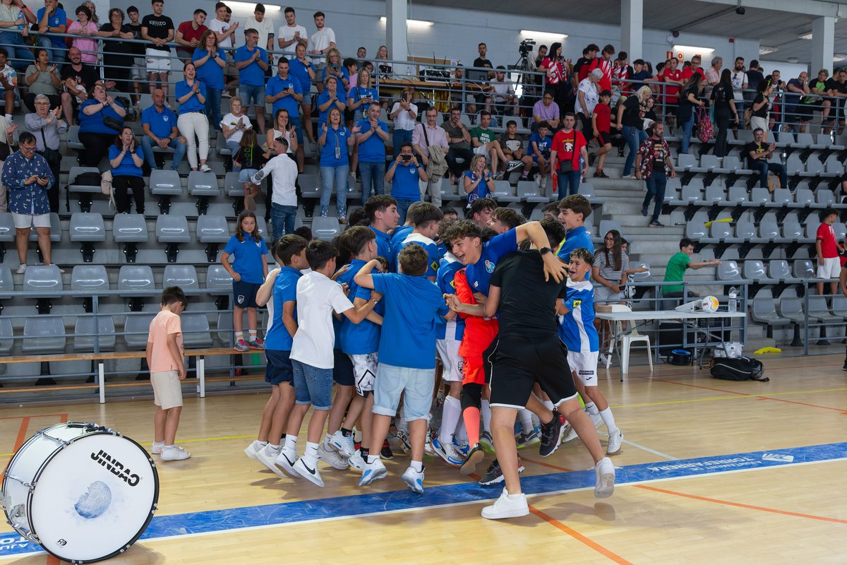 Xavi Casals (@xavicasals_) on Twitter photo 💙‼ ASCENS HISTÒRIC de l'infantil del <a href="/CFS_Alcoletge/">CFS Alcoletge</a> a la màxima categoria del futbol sala ESTATAL per primera vegada en la curta, però exitosa trajectòria del club fundat l'any 2010 !!!!
La temporada vinent s'enfrontarà a equips de renom com el <a href="/FCBfutbolsala/">Barça Futbol Sala</a> o <a href="/fsalagarcia/">Industrias Santa Coloma</a>. 💙‼ ASCENS HISTÒRIC de l'infantil del <a href="/CFS_Alcoletge/">CFS Alcoletge</a> a la màxima categoria del futbol sala ESTATAL per primera vegada en la curta, però exitosa trajectòria del club fundat l'any 2010 !!!!
La temporada vinent s'enfrontarà a equips de renom com el <a href="/FCBfutbolsala/">Barça Futbol Sala</a> o <a href="/fsalagarcia/">Industrias Santa Coloma</a>.