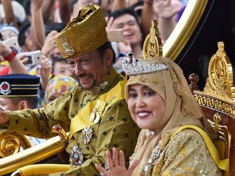 UTILITY BLOG (@utility_blog1) on Twitter photo <a href="/yabaleftonline/">YabaLeftOnline</a> Hassanal Bolkiah,the 29th and current Sultan Yang-Pertuan of Brunei and also the Prime Minister of Brunei owns the only Golden plane in the world and 7000 cars <a href="/yabaleftonline/">YabaLeftOnline</a> Hassanal Bolkiah,the 29th and current Sultan Yang-Pertuan of Brunei and also the Prime Minister of Brunei owns the only Golden plane in the world and 7000 cars