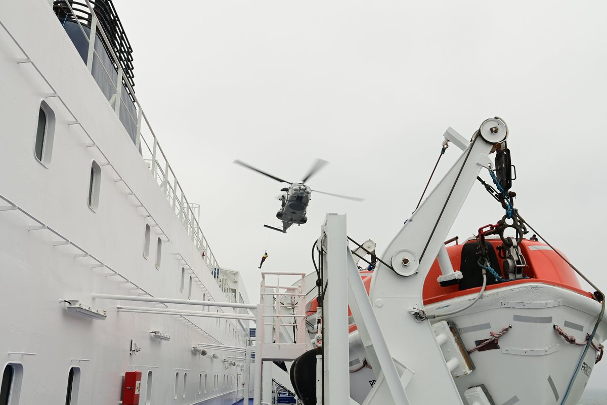 Kustwacht_nl's tweet photo. 🛳️🆘 LIVEX 2024 zit erop! We zijn trots op alle deelnemers die vandaag keihard hebben meegewerkt aan deze evacuatieoefening. Een indrukwekkende samenwerking tussen verschillende reddingsdiensten. Zo'n 500 mensen zijn veilig naar land gebracht 💪Zie https://t.co/apY9PRFT8S https://t.co/5qkGYnP3lk