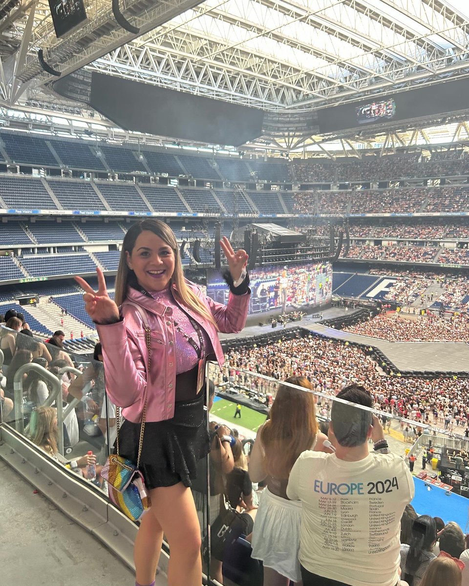 JessiAlexandra1's tweet photo. Agradecida por haber vivido el Eras Tour en persona 🥹🧡 https://t.co/hFdmFCkNGG