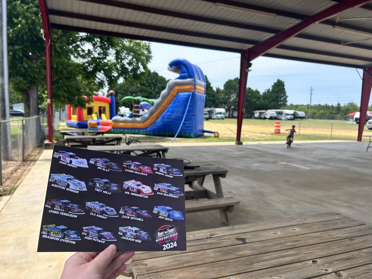 Stop by the pavilion here at @Swainsbororace from 𝟰:𝟯𝟬-𝟱:𝟯𝟬𝗽𝗺 this afternoon to see your favorite @HuntTheFrontSDS drivers and get some autographs! 🖊️ Once again, there will be 𝗙𝗥𝗘𝗘 Spotter’s Guides available for fans while supplies last. 🎨