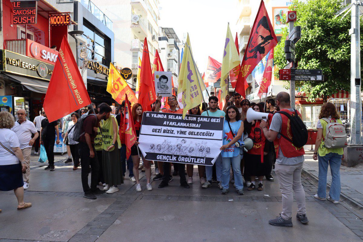 DEMizmir's tweet photo. Gezi Direnişi’nin 11. yılında, emek ve demokrasi güçleri olarak basın açıklaması gerçekleştirdik.
Gezi; eşitlik, özgürlük, adalet ve demokrasi için sönmeyecek bir umut olmaya devam edecek.

Umut Bitmez. Karanlık Gider, Gezi Kalır! https://t.co/tXSn1tsARc