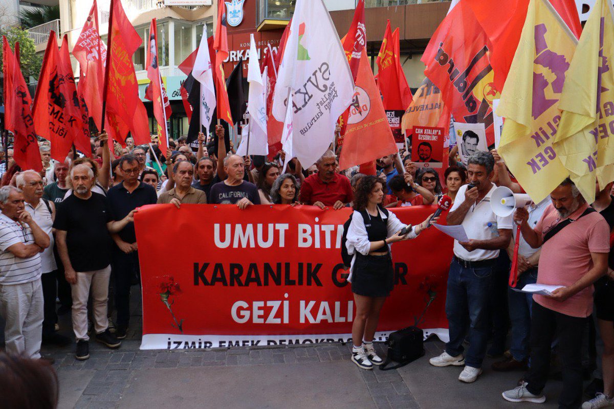 DEMizmir's tweet photo. Gezi Direnişi’nin 11. yılında, emek ve demokrasi güçleri olarak basın açıklaması gerçekleştirdik.
Gezi; eşitlik, özgürlük, adalet ve demokrasi için sönmeyecek bir umut olmaya devam edecek.

Umut Bitmez. Karanlık Gider, Gezi Kalır! https://t.co/tXSn1tsARc