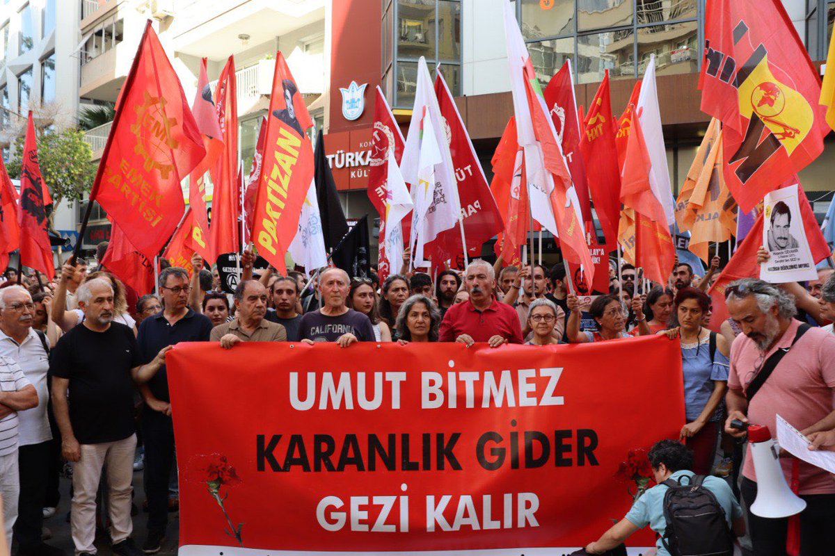 DEMizmir's tweet photo. Gezi Direnişi’nin 11. yılında, emek ve demokrasi güçleri olarak basın açıklaması gerçekleştirdik.
Gezi; eşitlik, özgürlük, adalet ve demokrasi için sönmeyecek bir umut olmaya devam edecek.

Umut Bitmez. Karanlık Gider, Gezi Kalır! https://t.co/tXSn1tsARc