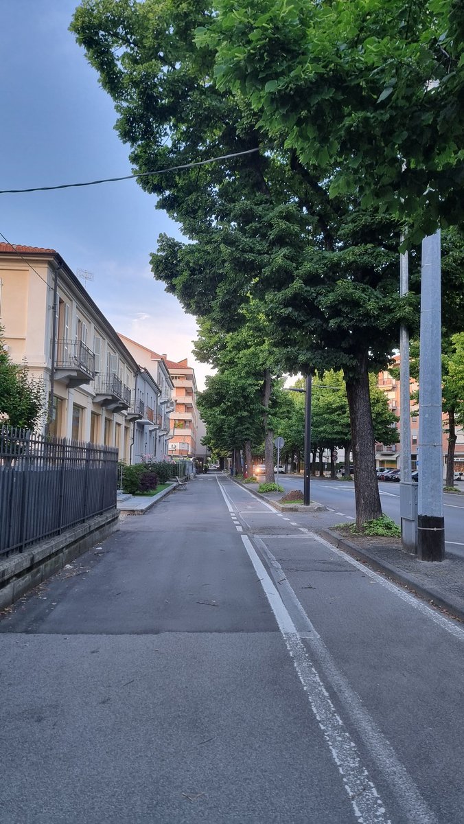 Camminare in un paese del nord il sabato sera: