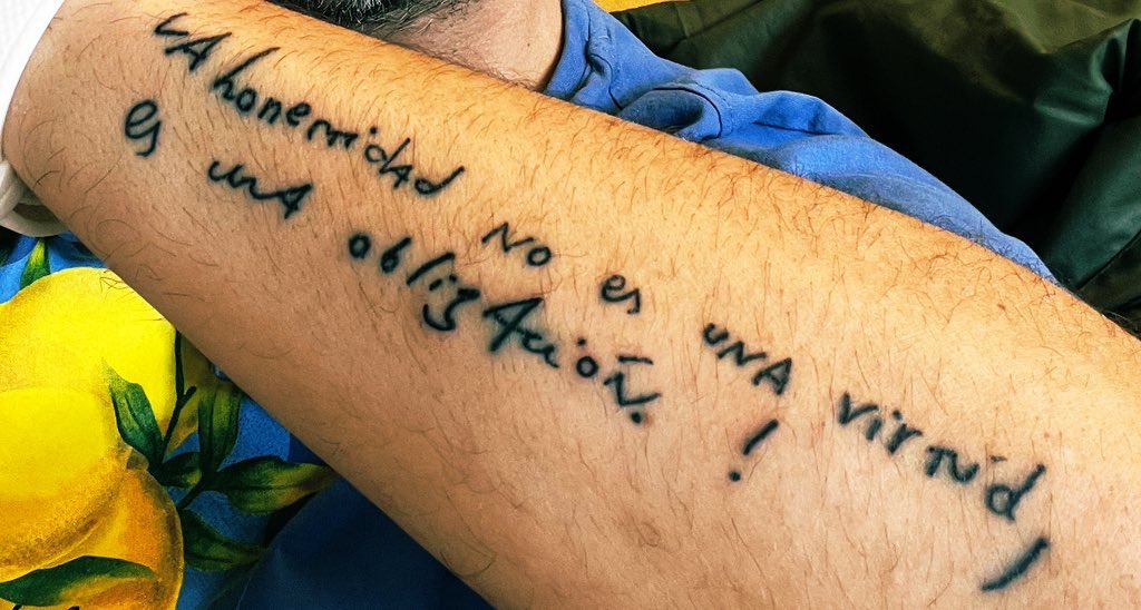 somosboca770's tweet photo. Era U20! Aún ni soñaba con tener una carrera profunda y dedicada al periodismo deportivo y al relato. Pero este doble CD ya volaba cerebros y sabíamos q sería de cabecera x los siglos de los siglos! Gracias #andrelo @Galimbe64457296 hoy #HonestidadBrutal es #Agenda1999 #Calamaro https://t.co/ObyejmNa6n