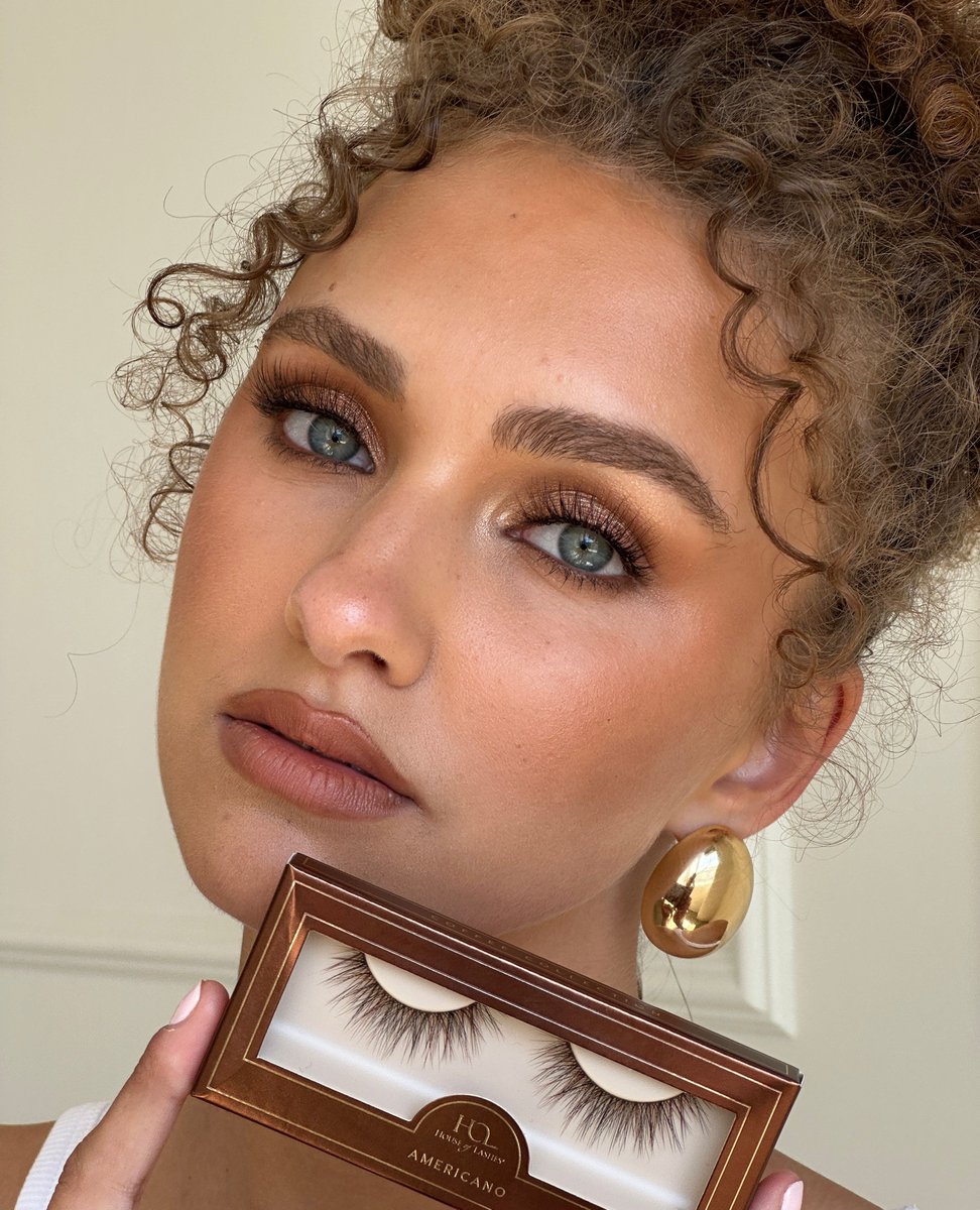Serve up a natural glam with a twist! ✨ Our #Americano lashes made with mixed brown, black, and red tone fibers complement your natural lashes by adding subtle volume 😍⁠
⁠
⁠
#houseoflashes #lashes #lashlikeapro #lashfocus #motd #crueltyfree