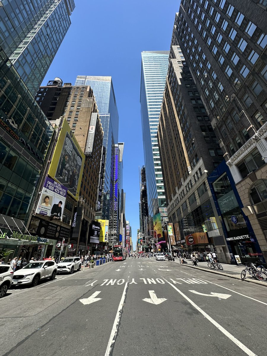 panandreoubass's tweet photo. #gigbound #nyc #timessq disneylandish 🥂 https://t.co/7vEbeWlLoZ