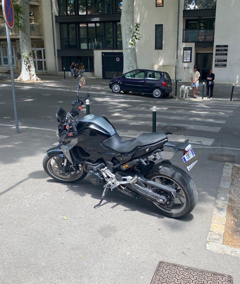 La définition du jemenfoutisme : garé en pleine sortie de passage-piéton (sans doute pour une urgence ? 😑) #raslescoot