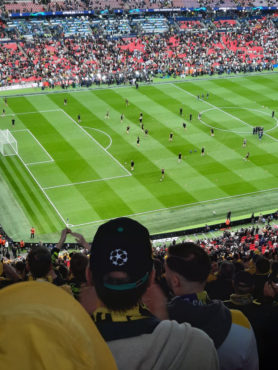 ChristianBVB67's tweet photo. Die Spieler sind da https://t.co/pyz3Fw25Qh