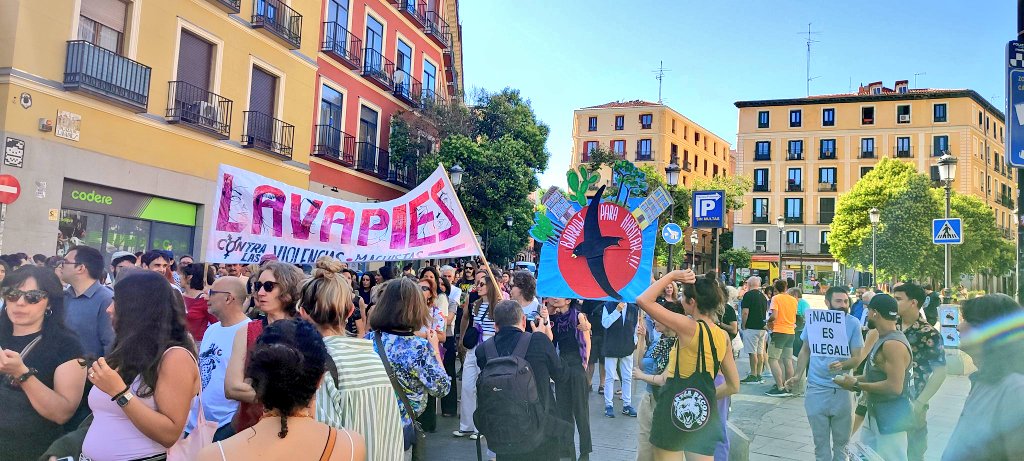 LAVAPIES | #LavapiesAlLímite 

La lucha está en la calle y empieza por el barrio. #Lavapies #Madrid 

¡Fuera buitres de nuestros barrios!