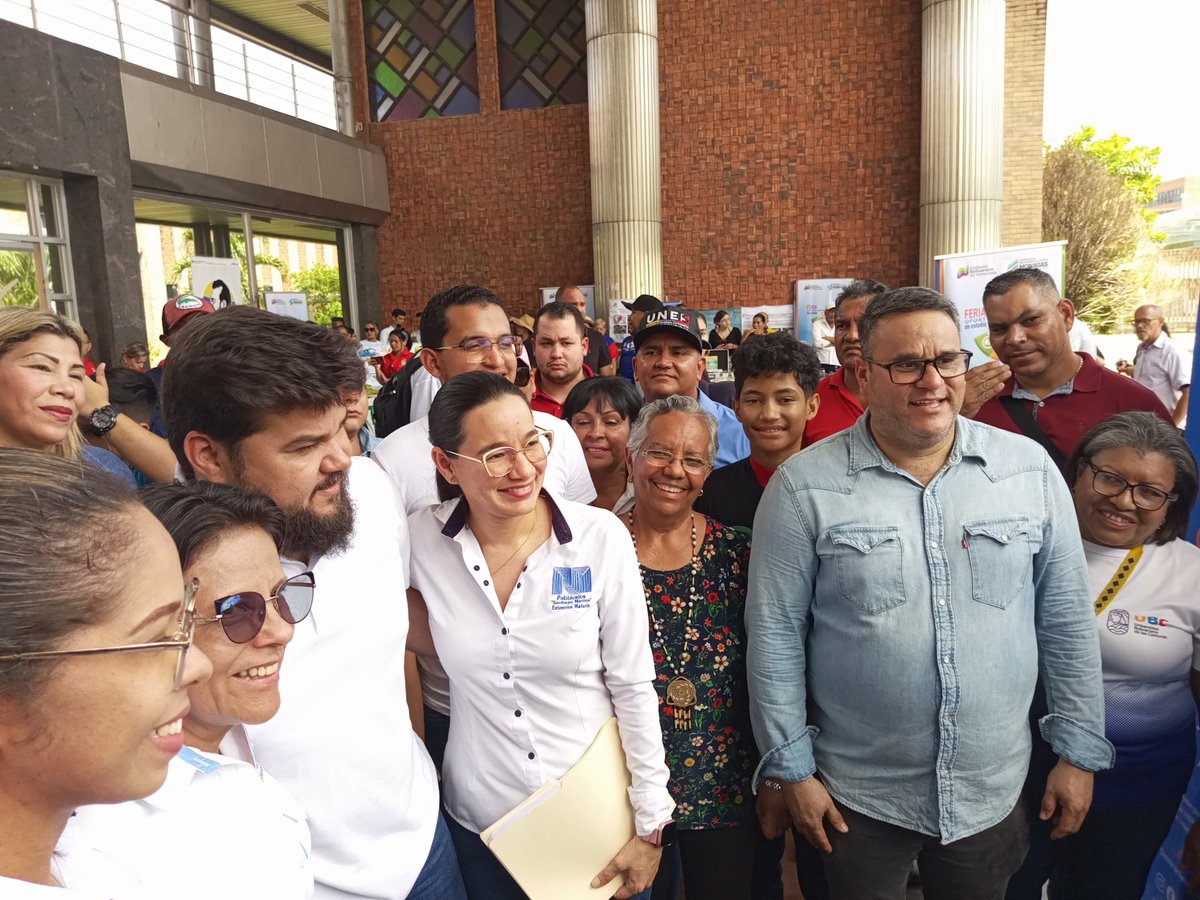 Gob de #Monagas <a href="/ErnestoLunaPsuv/">Ernesto Luna G.</a>, Responsable del <a href="/CeguMonagas/">CEGU MONAGAS</a> <a href="/ildemaroga1/">ildemaro Gil-albert</a>, y demás autoridades universitarias reciben a la Ministra del <a href="/MPPEU_Ve/">MPPEU_Ve</a> Dra. <a href="/sandraoblitasr/">Sandra Oblitas Ruzza</a> en la Feria de Oportunidades de Estudios #SNI2024 de la entidad.
#PuebloEnLasRedes