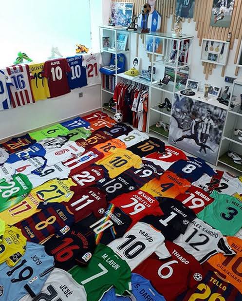 Rojo_Rosso's tweet photo. 👉🏼El Antimadridismo buscando el jersey que le tocará usar hoy.

🤣🤣🤣🤣🤣🤣

Dicen odiar tanto al Madrid, pero en punto de la 1:00 pm encenderán la pantalla para no perderse un solo segundo de la final de la Champions League, en fin, la hipotenusa.

🤡🤡🤡🤡🤡🤡
#UCLfinal https://t.co/D9t8vWFRTc