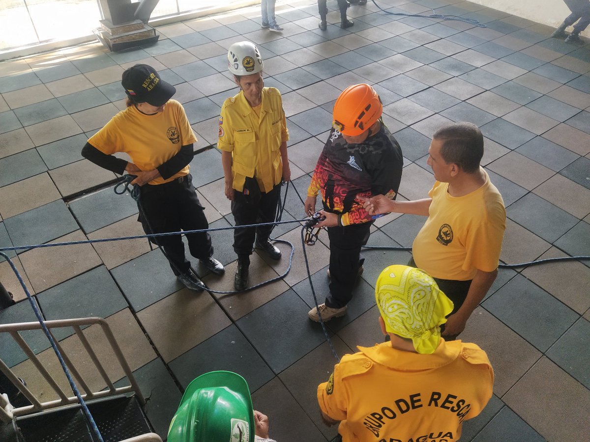 RESCATEARAGUA's tweet photo. Re entrenamiento en trabajo de cuerdas para operaciones de rescate. En conjunto con #inparques #ProtecciónCivil
#bomberosforestales
@FEVESAR_Cabbo @fevesar_ong
@PCivil_Ve
@pcmbi https://t.co/RCCy5vyFgy