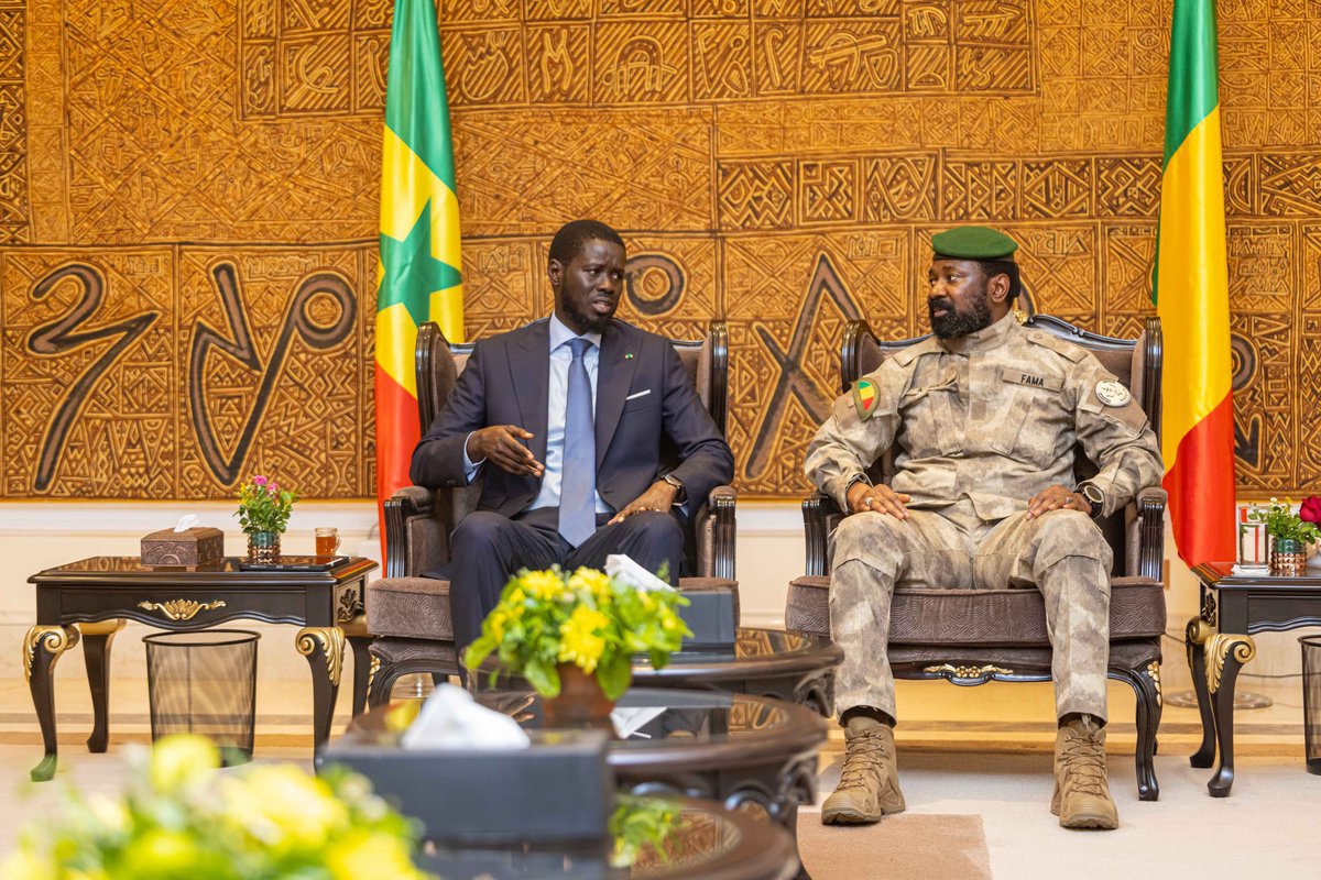 BuzzRmmh's tweet photo. J'ai eu un entretien très fructueux ce jeudi 30 mai 2024 à Koulouba, avec mon frère Son Excellence Monsieur Bassirou Diomaye FAYE, en visite d'amitié et de travail au Mali.🇲🇱🇸🇳 https://t.co/48BDn2dKcc