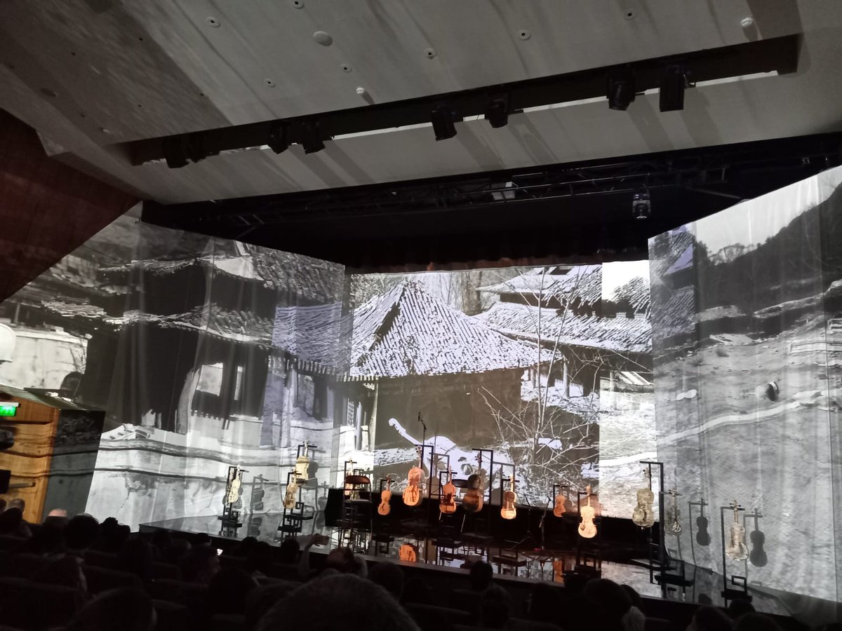 🎻Salle comble au <a href="/MuseeGuimet/">Musée Guimet</a> pour "Rêve des âmes flottantes" de l'artiste franco-chinoise Li Chevalier, dans le cadre de la Nuit blanche.