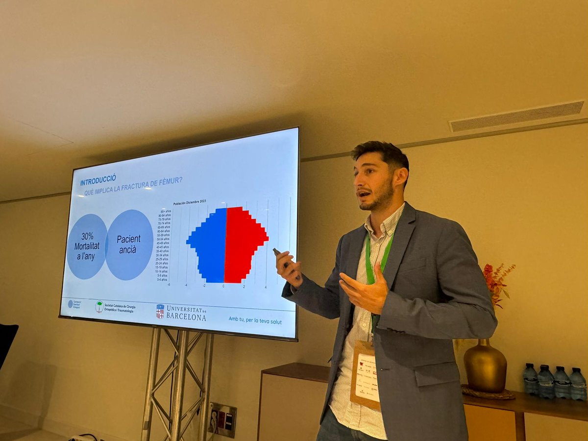 En Fabian Ruiz presenta "Impacte d'un protocol de cirurgia precoç a les fractures de fèmur del pacient ancià. Anàlisi comparativa" #SomCSI #UTO <a href="/docencia_csi/">Docència. Consorci Sanitari Integral</a> <a href="/joanvilanova/">Joan Vilanova</a>