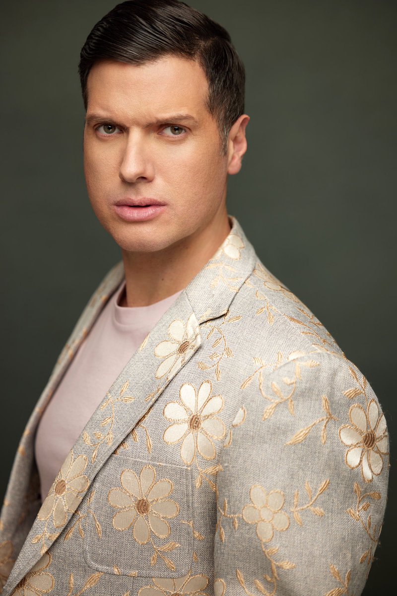 martinezmau's tweet photo. Happy #Pride2024 
Wear all the flowers &amp; all the pink that you want. 🏳️‍🌈🏳️‍⚧️🩷❤️🧡💛💚🩵💙💜🖤🩶🤍🤎💗 #orgullo2024 

📸 @MichaelHullNYC https://t.co/qzCIF3VTc2