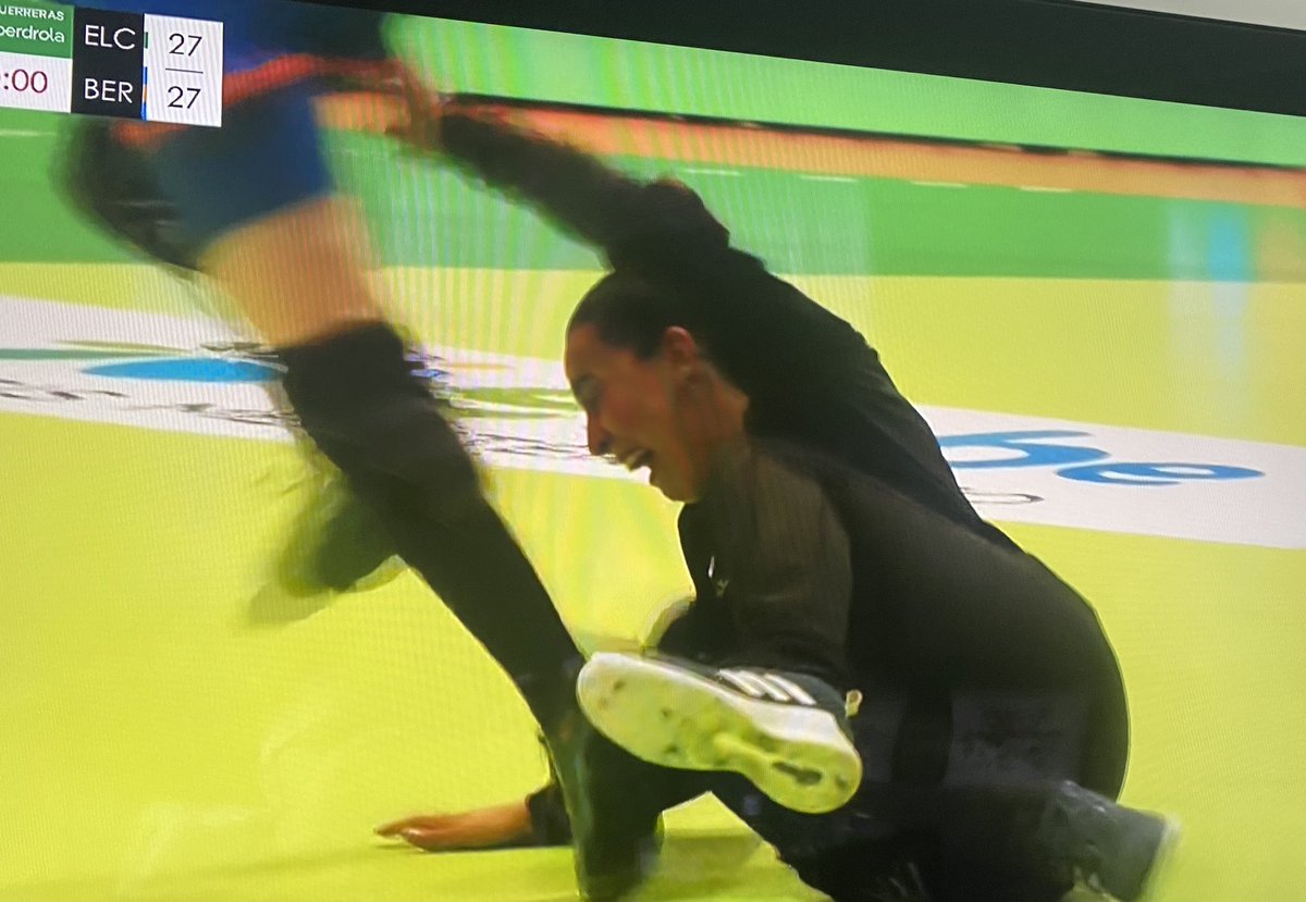 <a href="/MaddiAalla/">Maddi Aalla</a> se tira por el suelo para festejar que se mantiene el 27-27 tras su última intervención en los segundos finales. La portera de Gorliz ha sido decisiva con sus 14 paradas muchas en momentos clave.
El empate le ha dado el noveno título de Liga al <a href="/BalonmaBeraBera/">super amara Bera Bera</a>