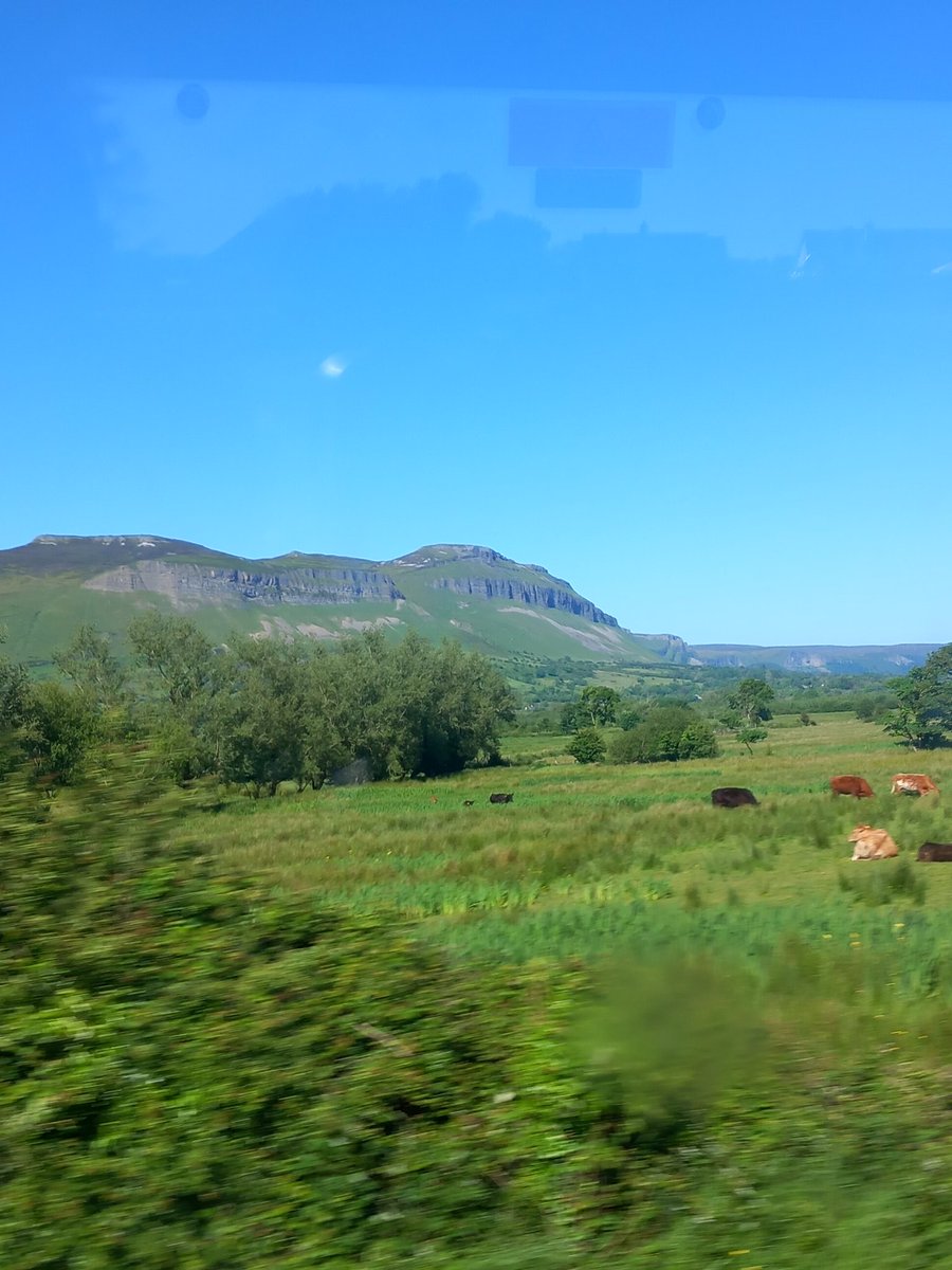 BrandonGillard8's tweet photo. The best thing about the Galway-Derry bus is the beautiful scenery between Sligo and Donegal, especially on a day like today ๐
#Benbulben #BarnesmoreGap https://t.co/D1RFTs8B4R
