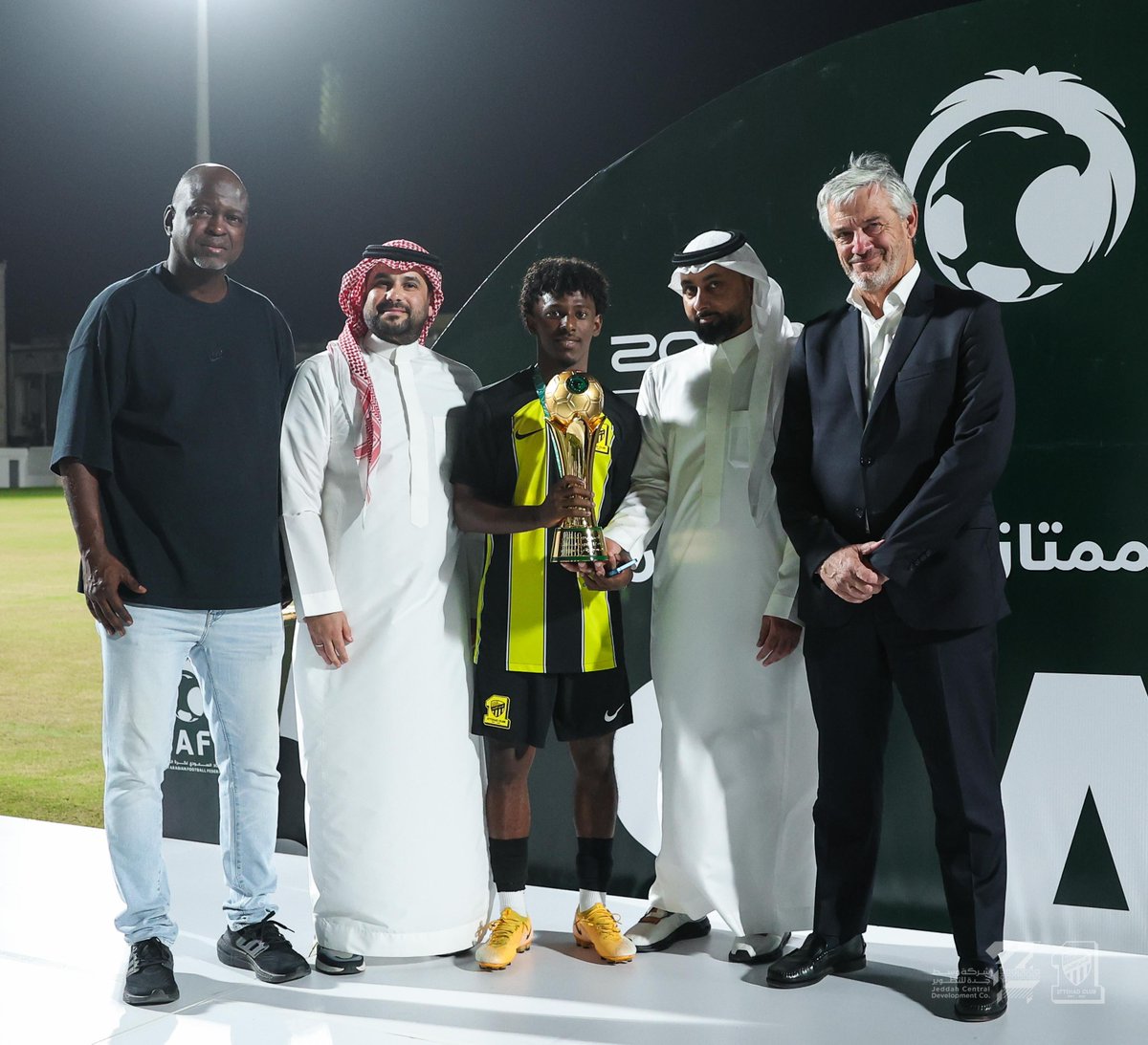 قائد فريق الناشئين نواف الجدعاني يتسلم كأس الدوري الممتاز  👏🏆