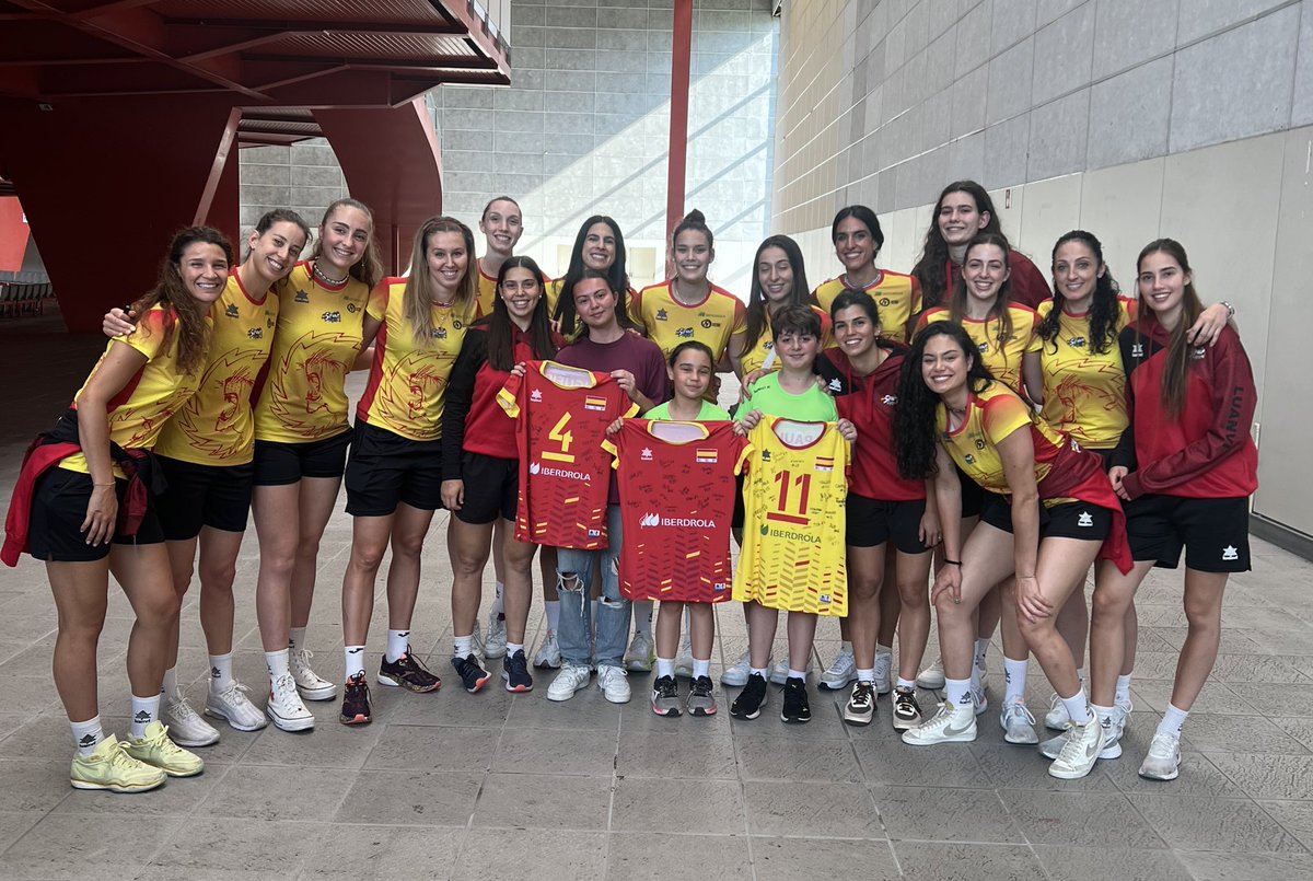 #EuroLeagueW | Tarde de FIRMAS, FOTOS Y SORTEO en el Palacio de Deportes de la Guía de Gijón 🤩 

🙏🏽 Gracias por venir a visitar a nuestras Leonas del Vóley, sois los mejores🔝

Mañana volvemos a la pista de juego >> 12:00 ⏰ VS Rumanía 🇷🇴

📸 con los ganadores del SORTEO ⬇️