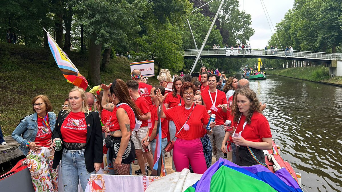 In Utrecht ben je vrij om te zijn wie je wil en te houden van wie je wil. Maar acceptatie van LHBTQIA+-personen staat helaas ook hier onder druk. Gelukkig bewijst de #utrechtcanalpride vandaag ook dat er veel mensen zijn die wél gaan voor een inclusieve samenleving! 🌈✨🧚‍♀️💃!