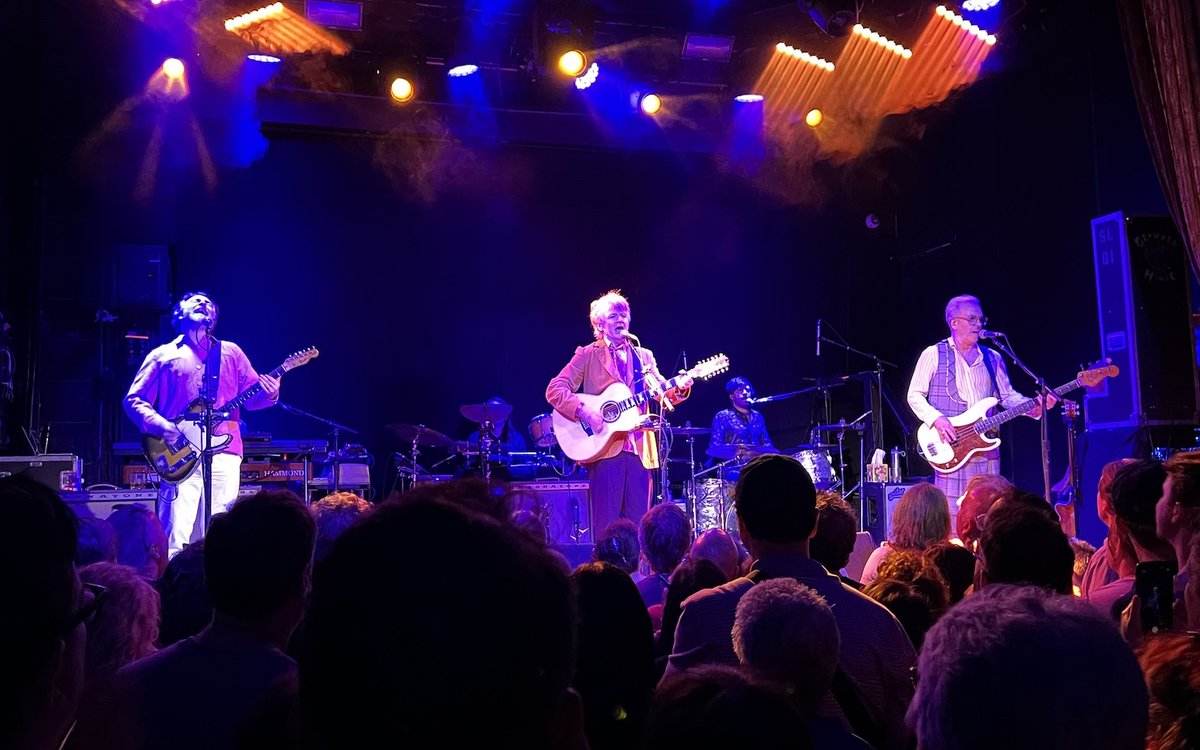 Crowded House celebrated new LP 'Gravity Stairs' at Bowery Ballroom. What a great show (review, setlist, video) brooklynvegan.com/crowded-house-…