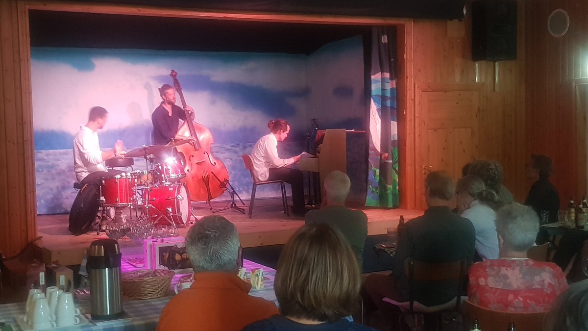 Hembygdsgården. Musik ikväll. Jazz, svängig Miles D, sen mer meditativ...