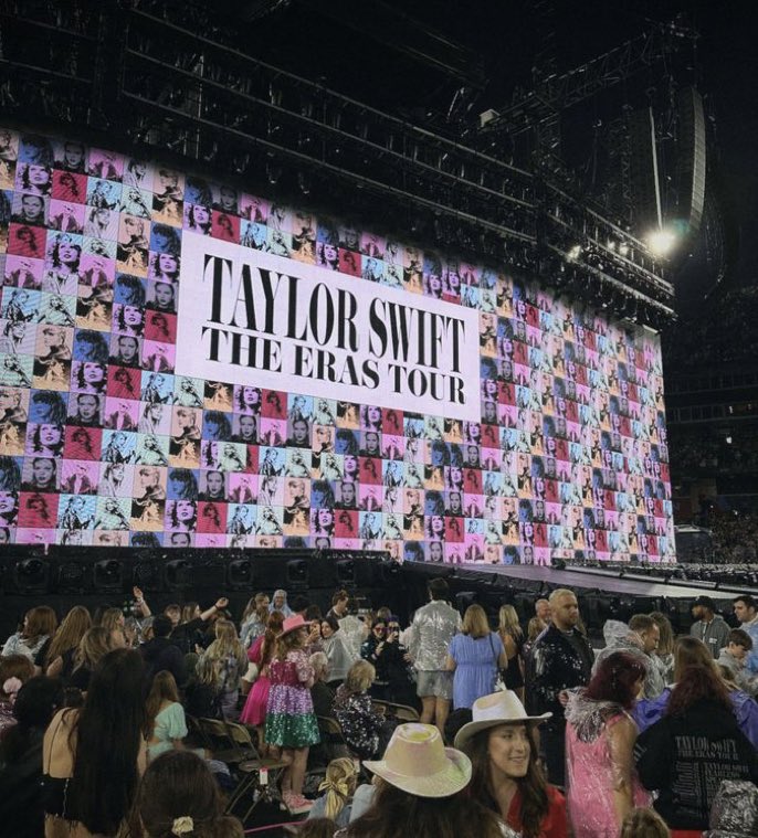 Ith1nkh3knows's tweet image. girls dont want flowers, girls want eras tour tickets