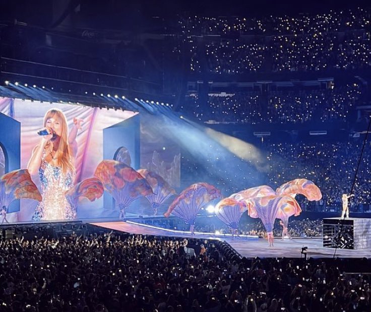 Ith1nkh3knows's tweet image. girls dont want flowers, girls want eras tour tickets