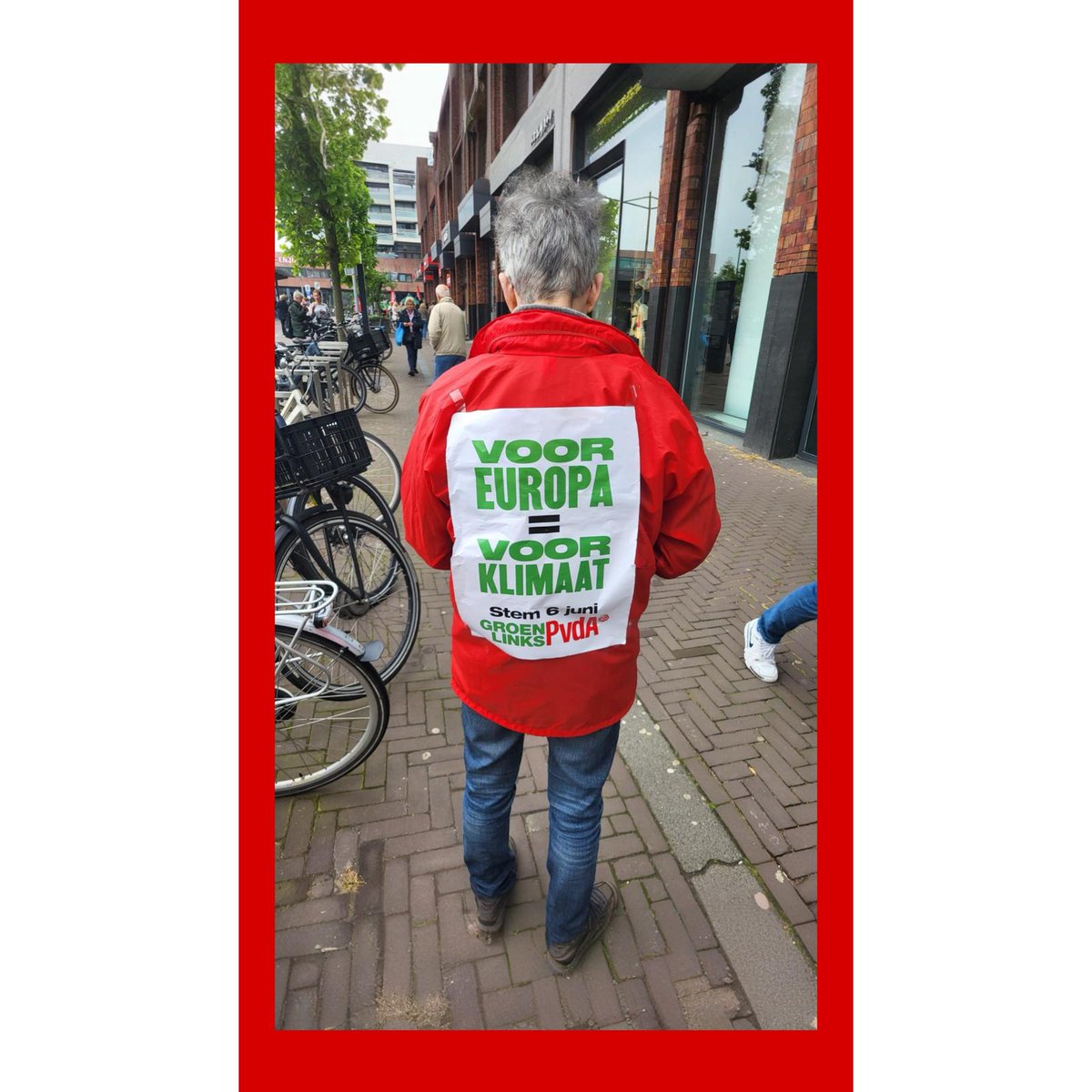 🍀🌹 Vandaag waren wij in het centrum van Hoofddorp te vinden. Wat een spontane gesprekken ontstaan er altijd op straat. Mocht je nog wat willen weten, stuur vooral een bericht! #glpvda #ev24 #campagne #haarlemmermeer #groenlinks #pvda 🍀🌹