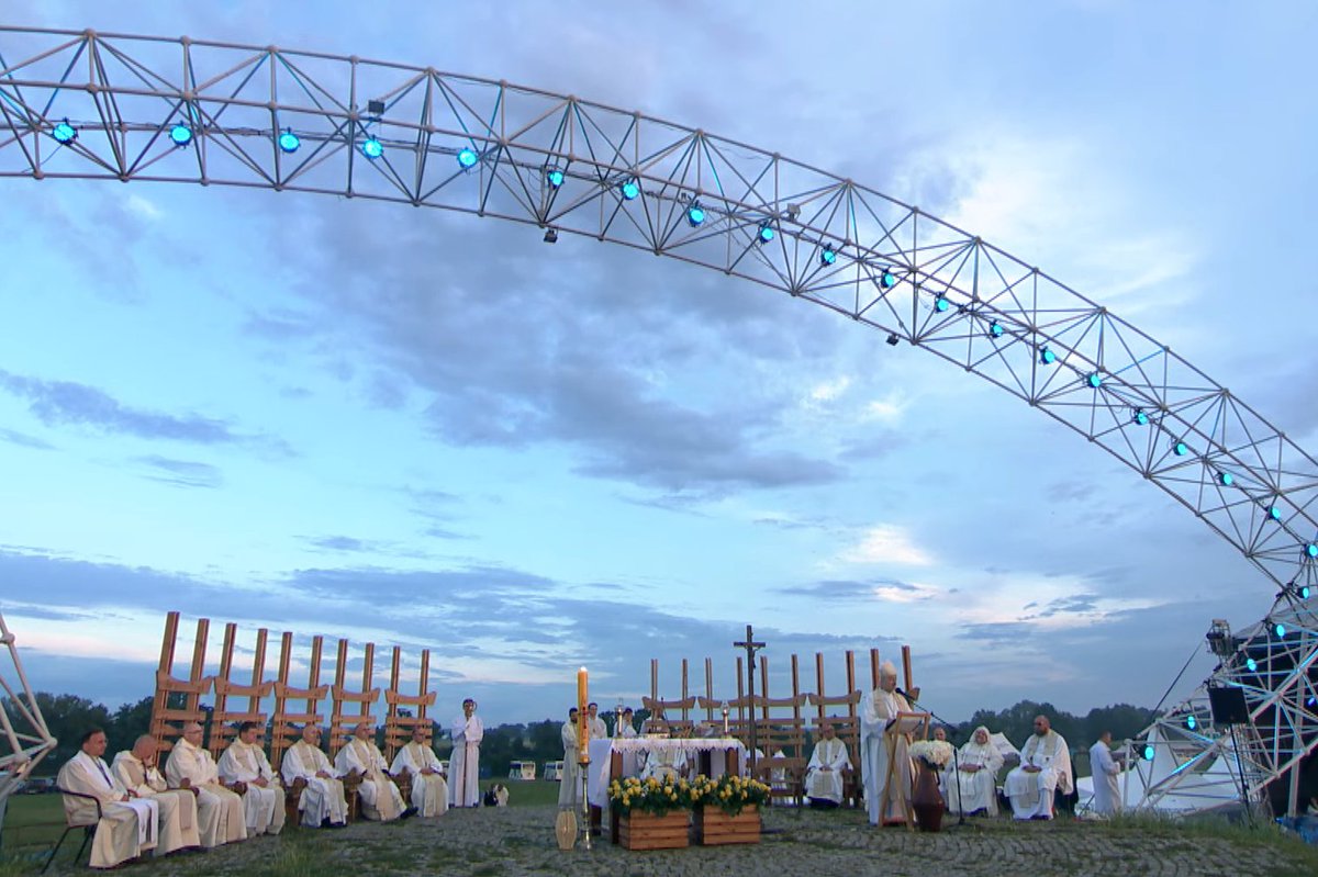 EpiskopatNews's tweet photo. Bp Artur Ważny, biskup sosnowiecki, w homilii Mszy św. na @Lednica2000: Gdzie znaleźć wielką nadzieję i wielką miłość? Dzisiaj Słowo Boże daje nam odpowiedź: Wracaj do Kościoła, który jest twoim domem. A potem odbuduj Mój Kościół, który jest twoim domem. Tak mówi do nas Jezus. https://t.co/FZGqm1qxv6