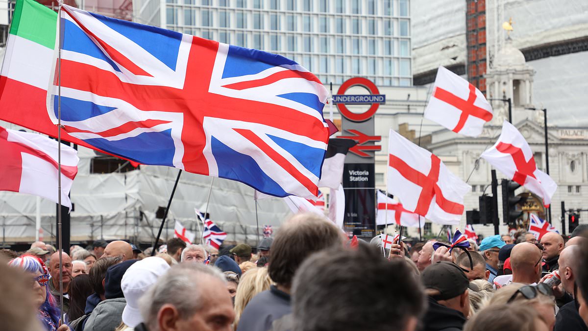 danwootton's tweet image. WAVE IT PROUDLY!
The Daily Mail is wrong again.
You are not "football hooligans", you are not trying to "divide us".
You are trying to save England, Great Britain and the United Kingdom.
From here in Florida, I say God bless you all and thank you.