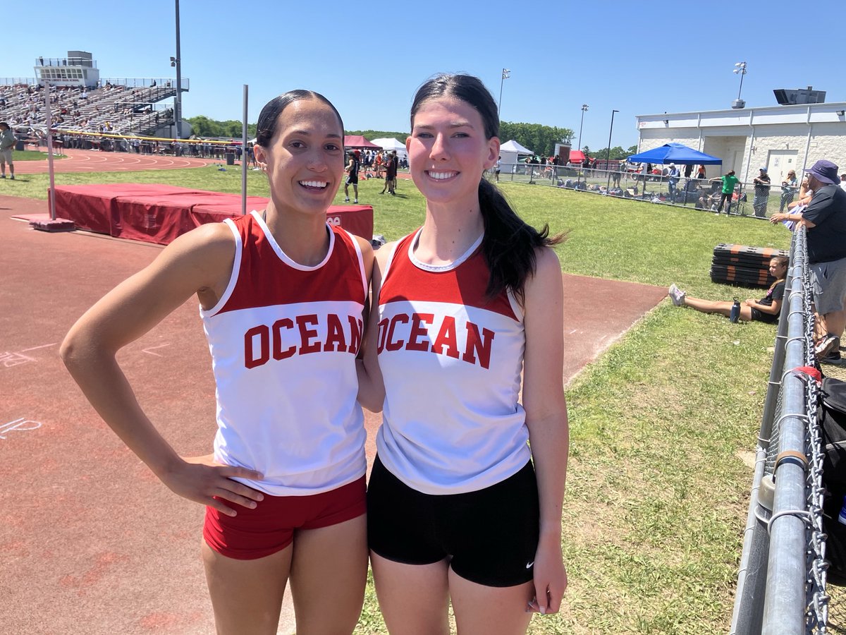 PaulLooney1's tweet photo. Dani Towler and Reagan Goldey both matched their personal best by clearing 4-10 in the high jump! Reagan placed 4th to advance, and Dani just missed. So proud of these seniors! https://t.co/uV3Zn2CVHd