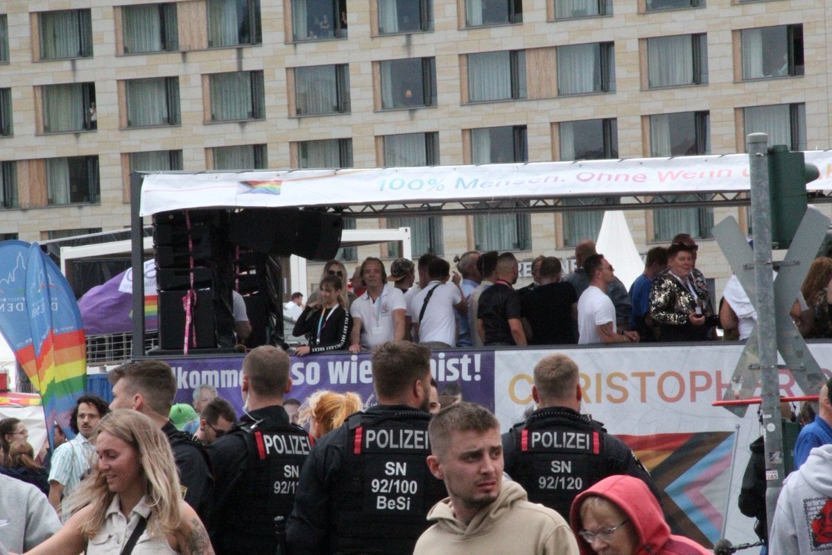 JNDeutschland's tweet photo. Protest gegen den #CSD #Dresden
#dd0106
Unser Dresdner Stützpunkt, die Elblandrevolte, hatte zum Protest gegen die heutige Homo-Parade geladen.
Dem Treiben des CSD, hat sich eine starkes Aufgebot der deutschen Jugend entgegengestellt.
Eine Gesellschaft, die in Wohlstandsverwahrlosung, Hedonismus und Perversion bis zur Absurdität versinkt, hat keine Zukunft.
Wir hingegen wollen eine Zukunft für unser Volk!
..und stehen deswegen für traditionelle, echte Familien, eine starke Jugend und gesunde Identität ein.
Welchen Weg wählst du?
#pride #stolzmonat