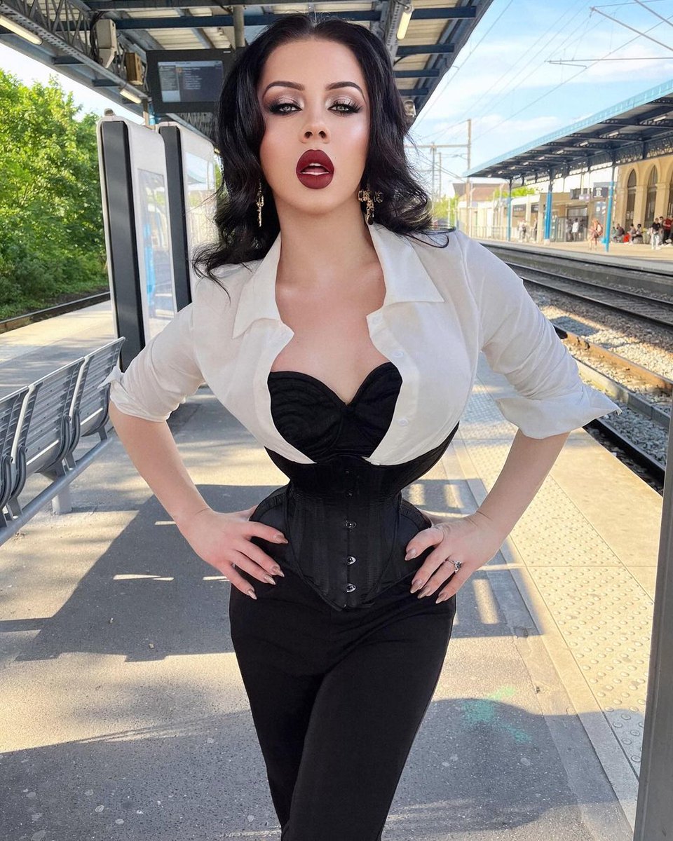 TrueCorset's tweet image. Feeling the hourglass magic!

#corsets #snatched #corsetculture #waisttraning