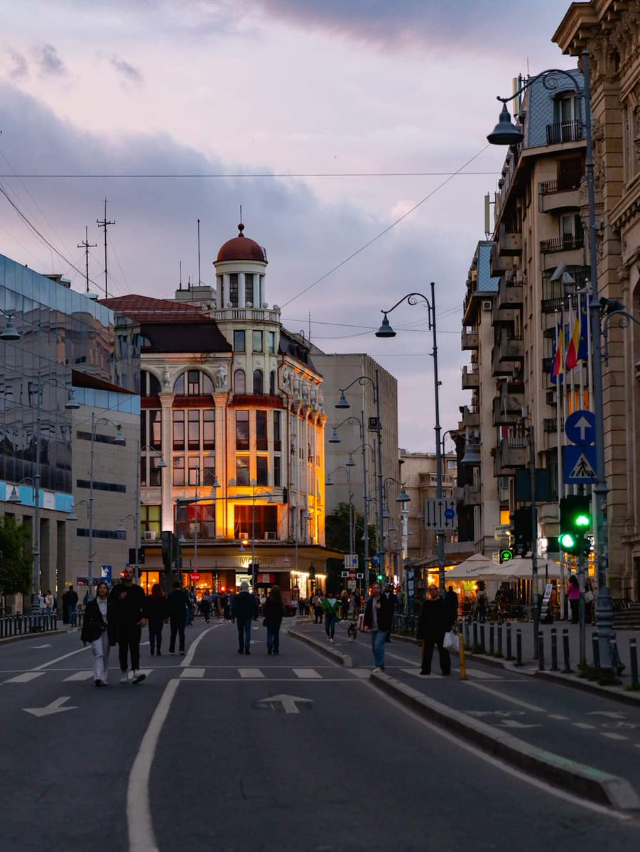 Travel_2Romania's tweet photo. Pleasant walk through #Bucharest 🇷🇴#România
©️ Cristina Pop Art 
#TraveltoRomânia https://t.co/ncpCcZPcrI
